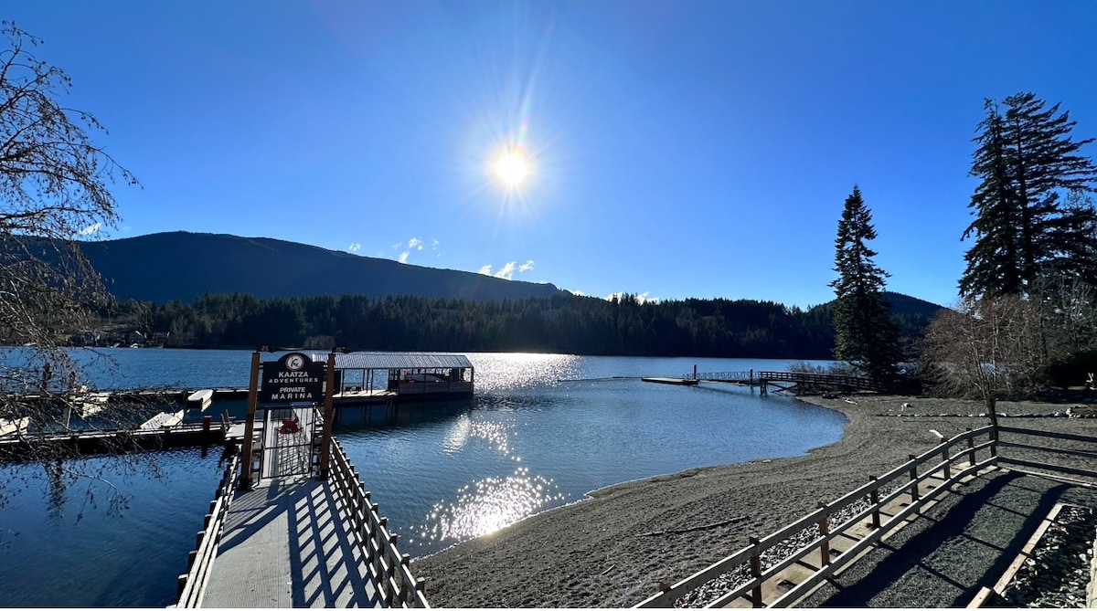 Private Beach, Lake Retreat Lake Cowichan "NEW"!