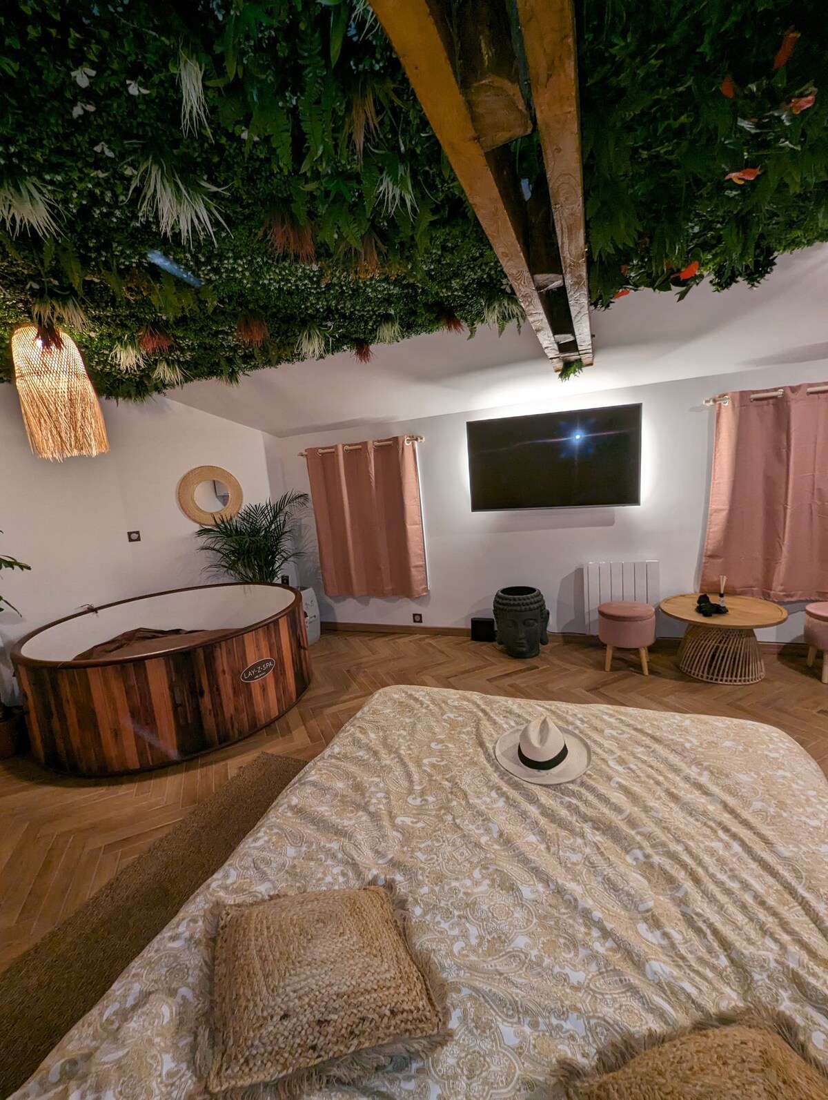 Espace romantique exotique jacuzzi cinéma