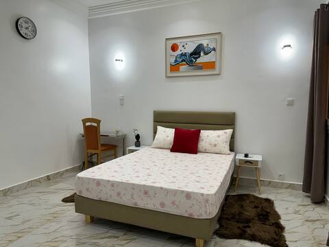 chambre avec commodités.