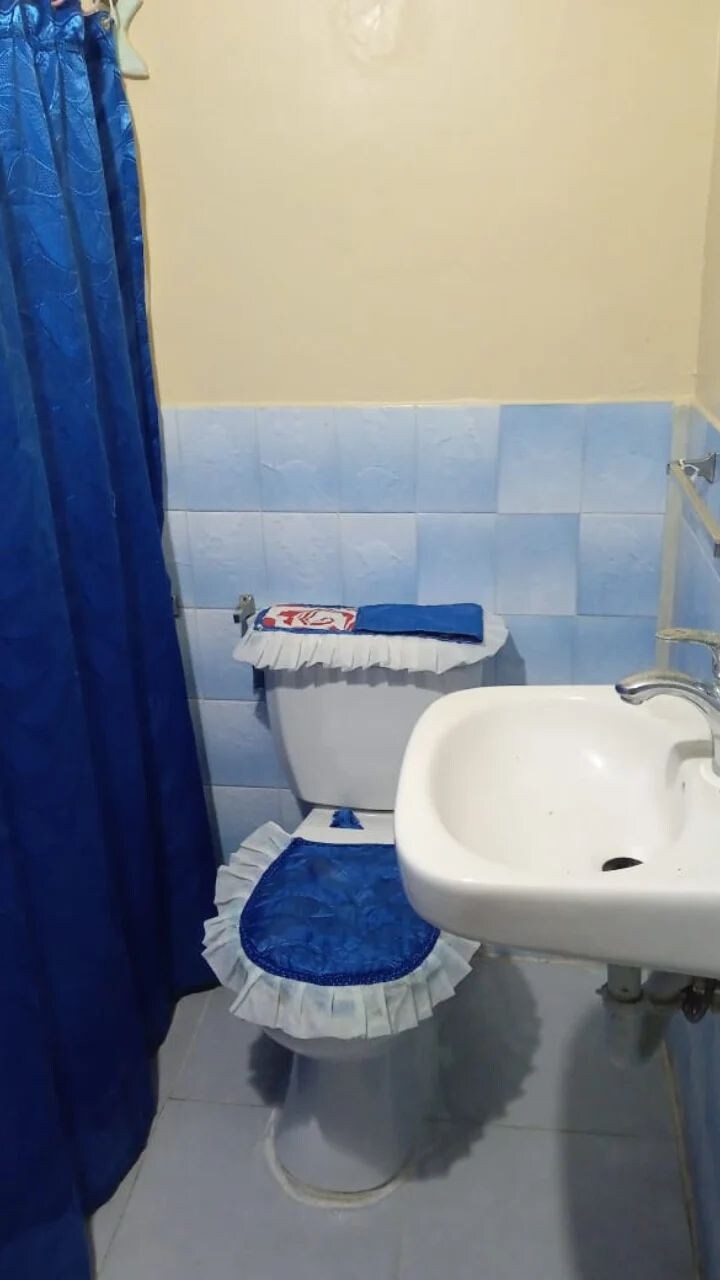 Una pieza, habitación y baño.