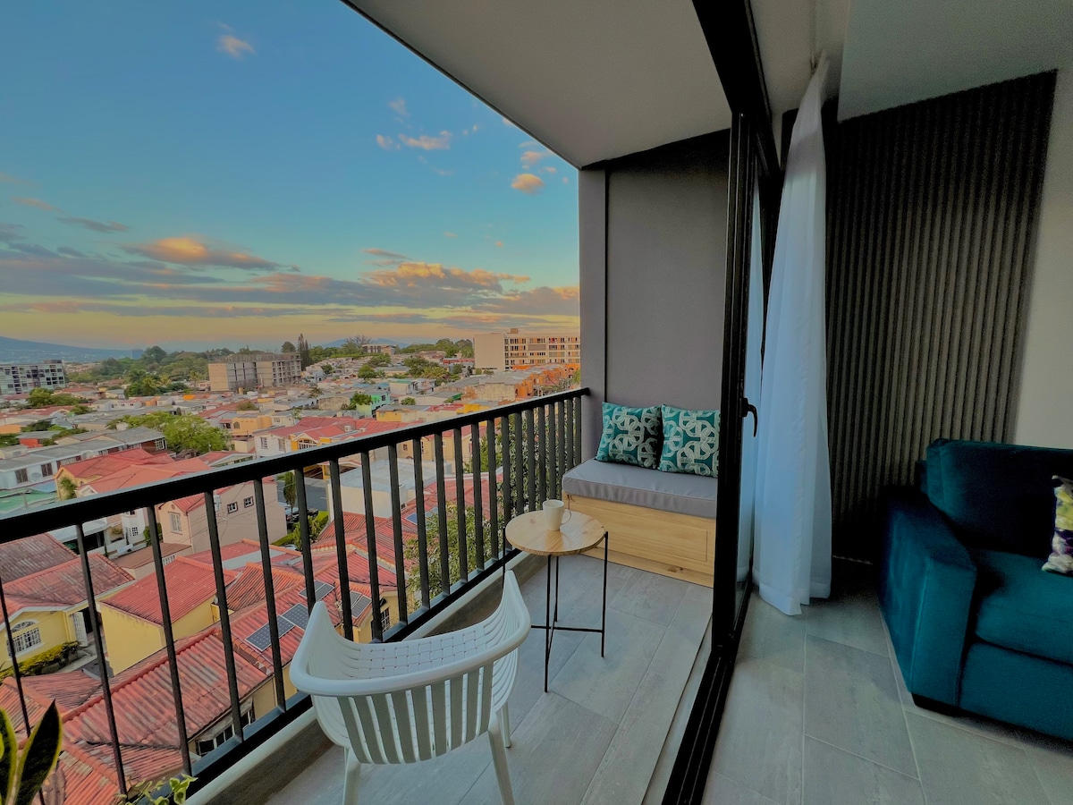 Beautiful turquoise apt with balcony and city view