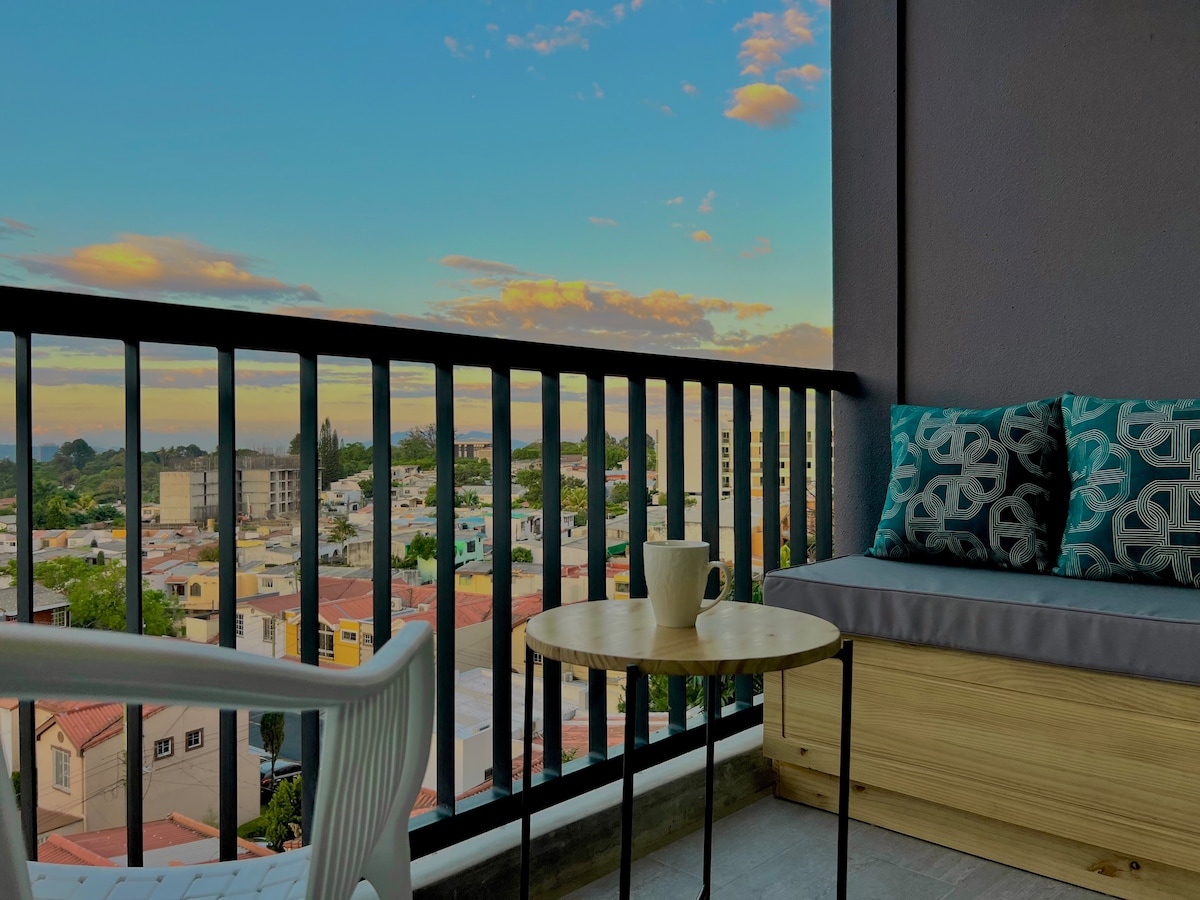 Beautiful turquoise apt with balcony and city view