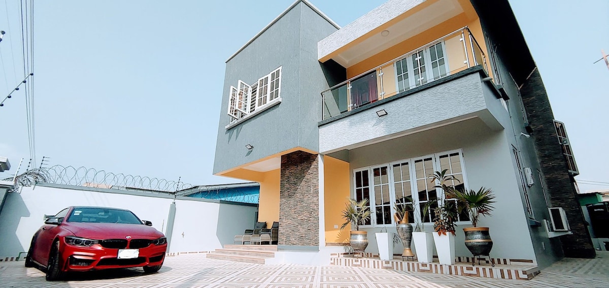Private room with living space at Legon