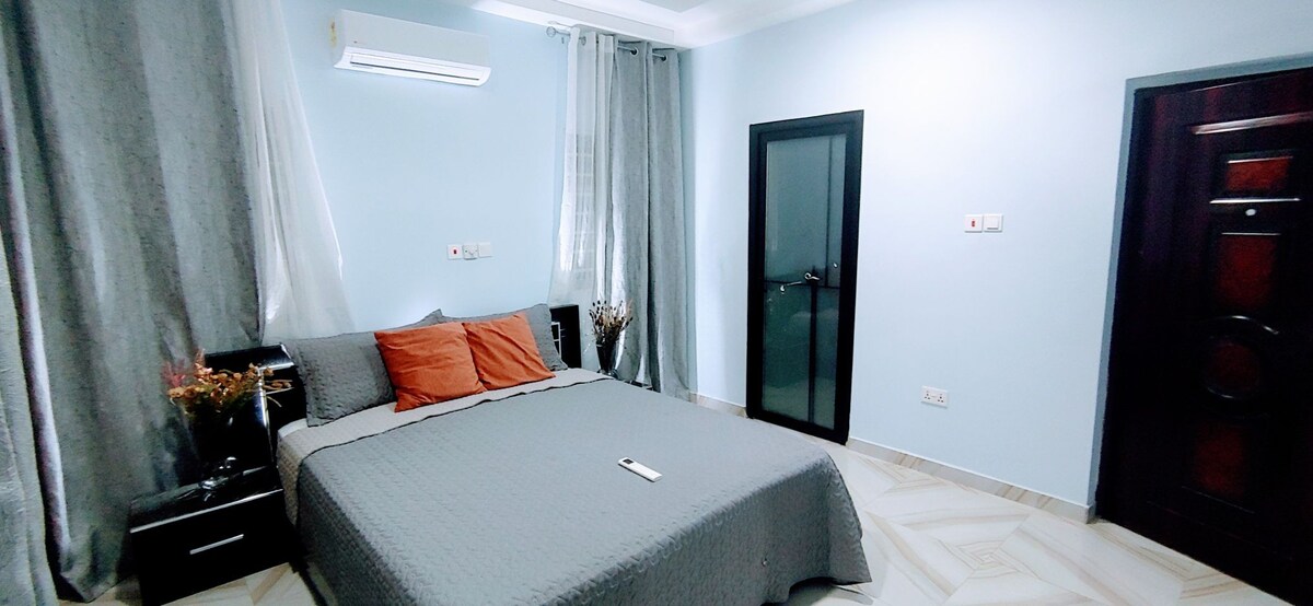 Private room with living space at Legon
