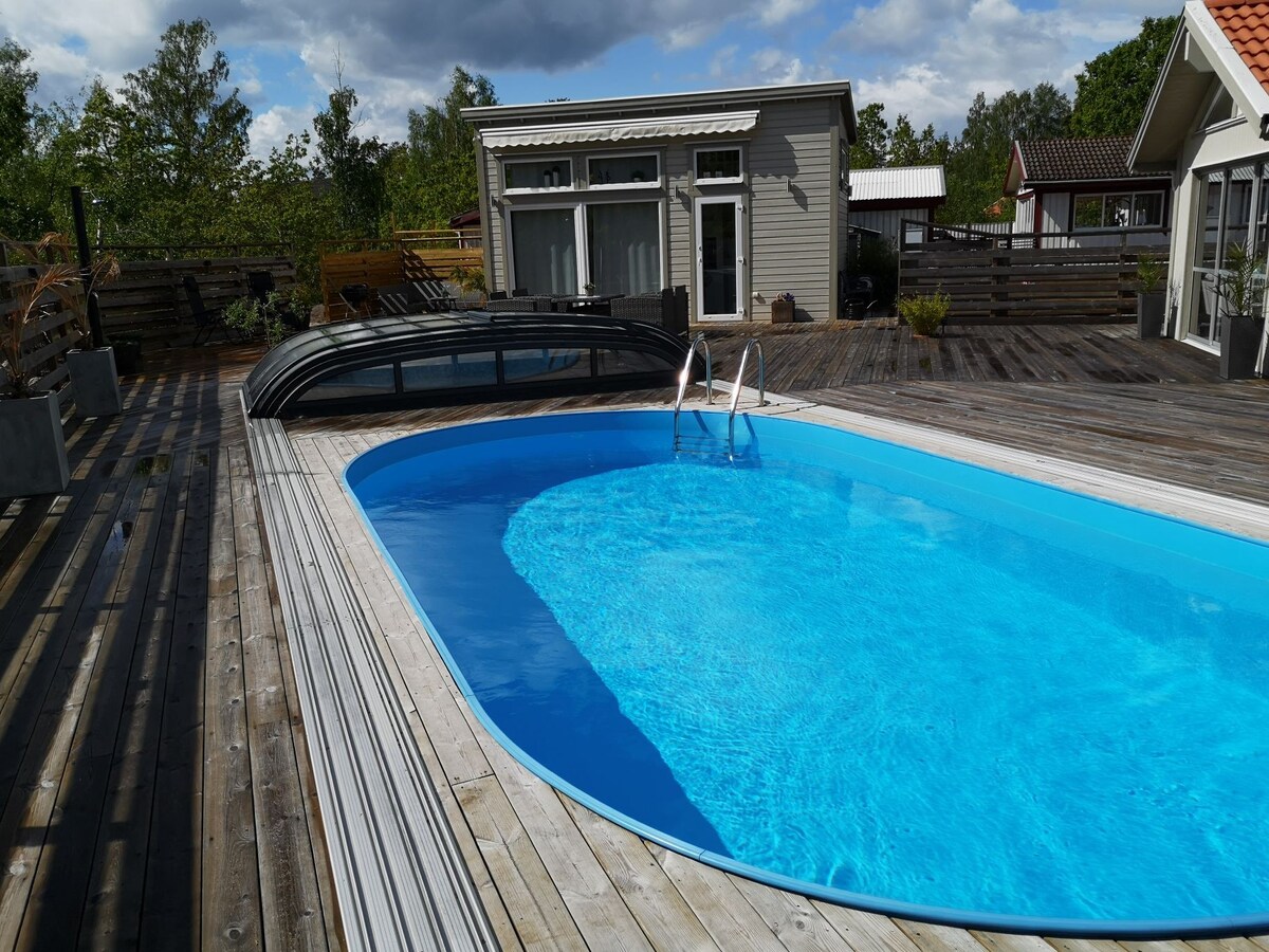 Stuga med tillgång till pool på Öland