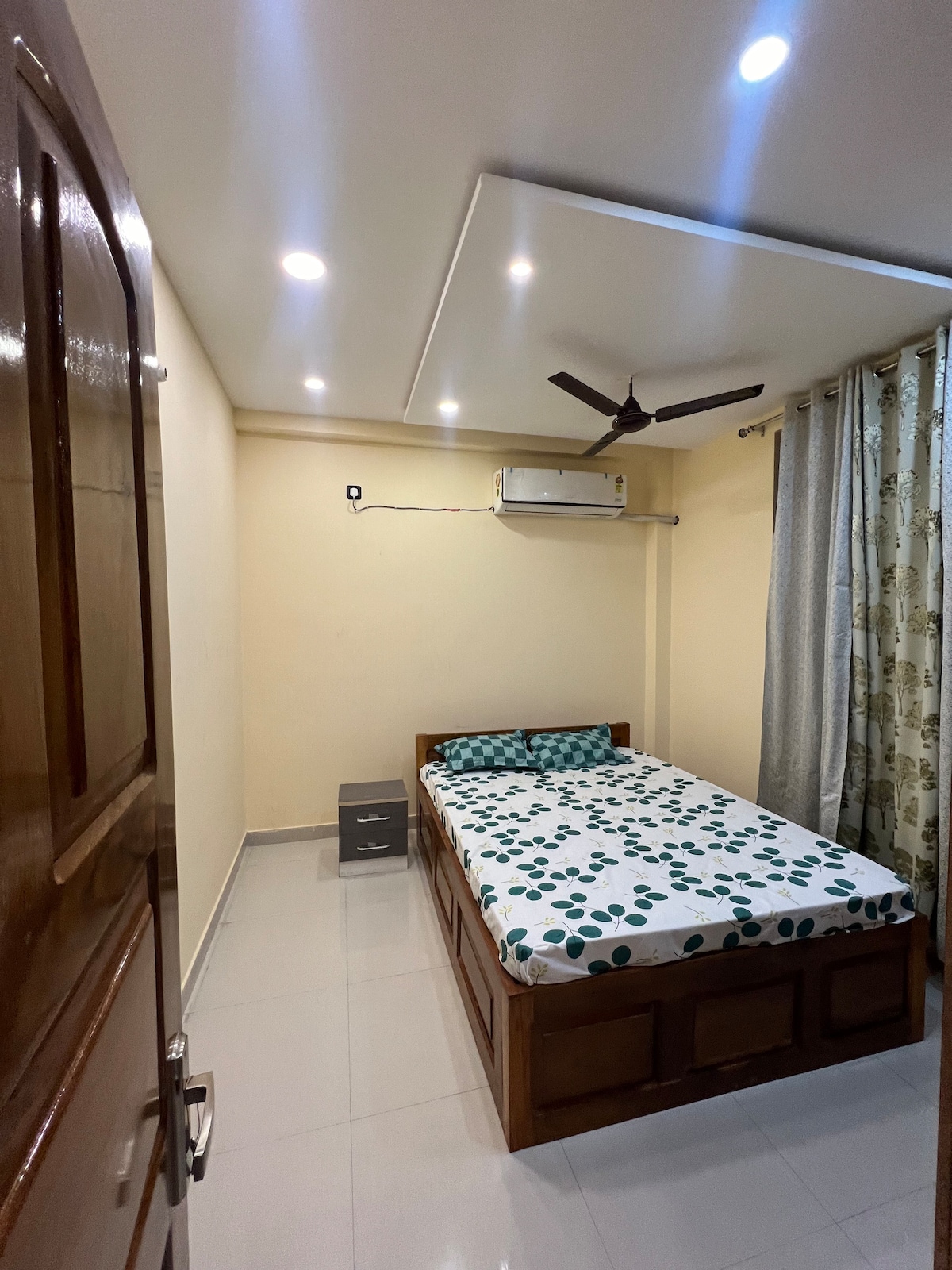 Modern Luxury AC 3 bed- Shrinath Palace Apt #1