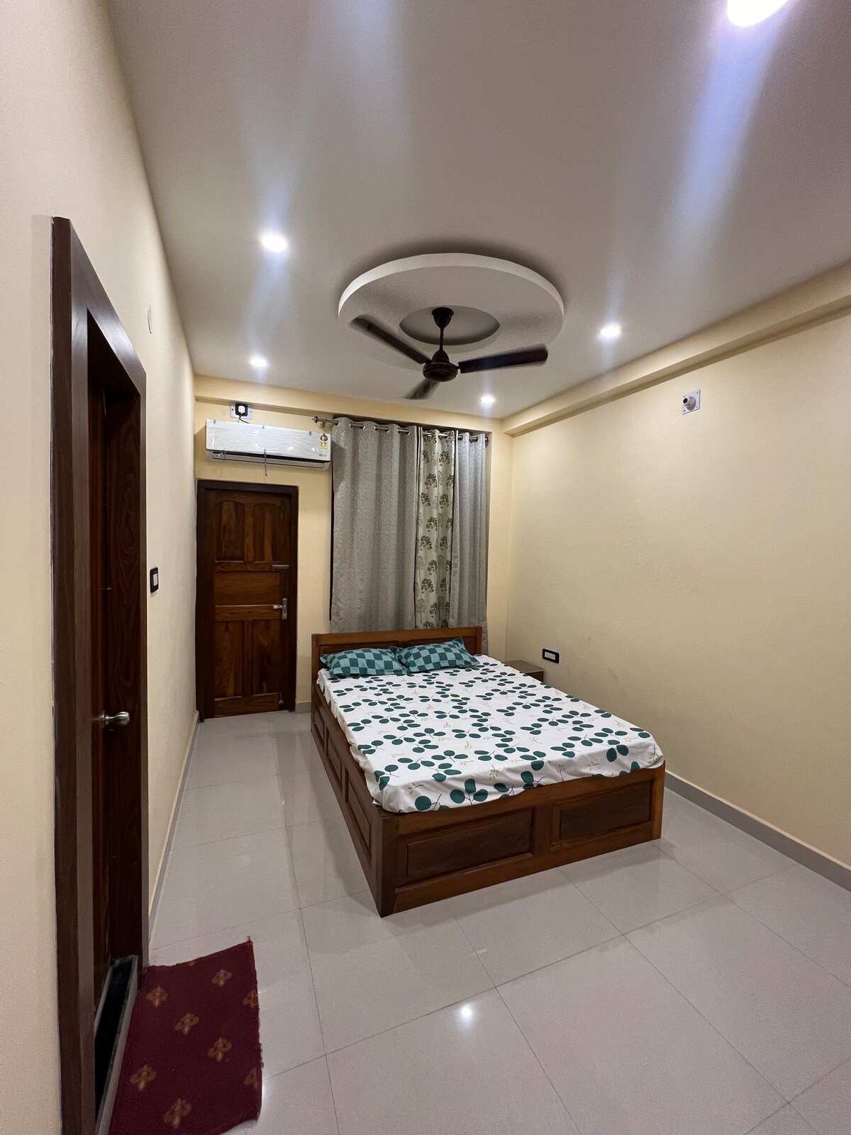 Modern Luxury AC 3 bed- Shrinath Palace Apt #1