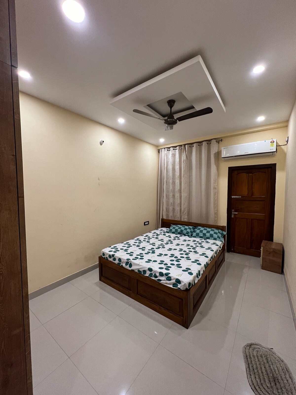 Modern Luxury AC 3 bed- Shrinath Palace Apt #2