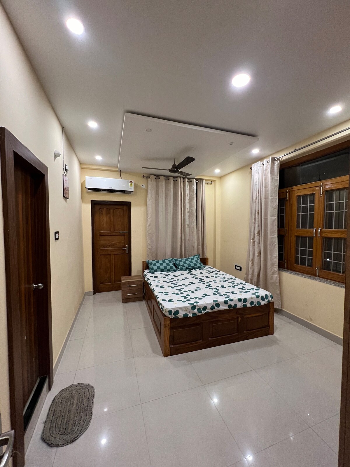 Modern Luxury AC 3 bed- Shrinath Palace Apt #2