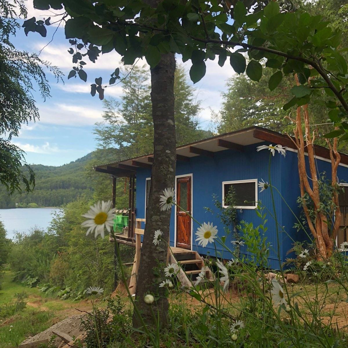 湖畔小木屋和露营