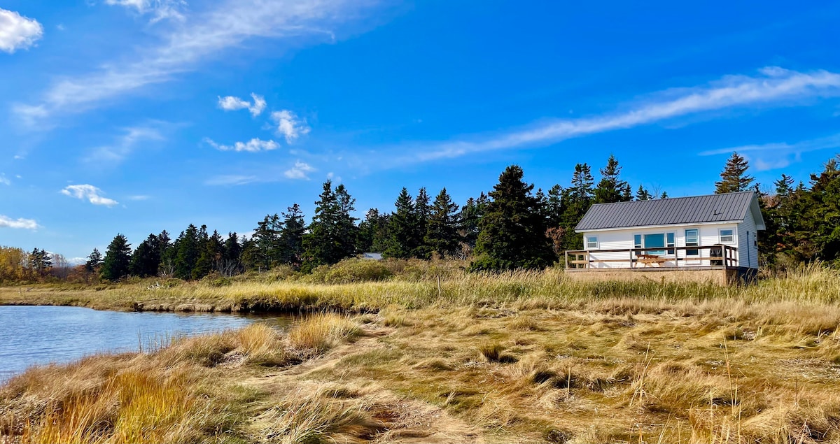 Waterfront cottage with kayaks