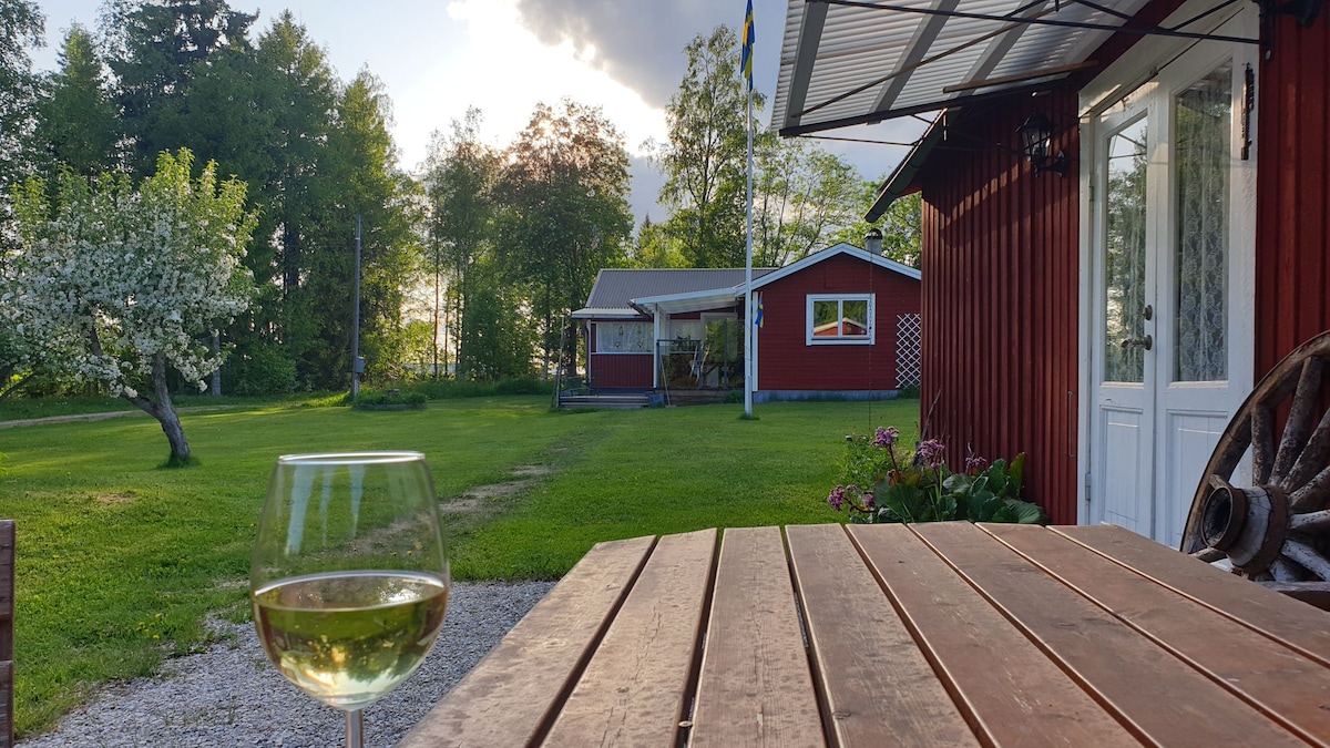 Faluröd stuga med lugnt läge nära djur och natur