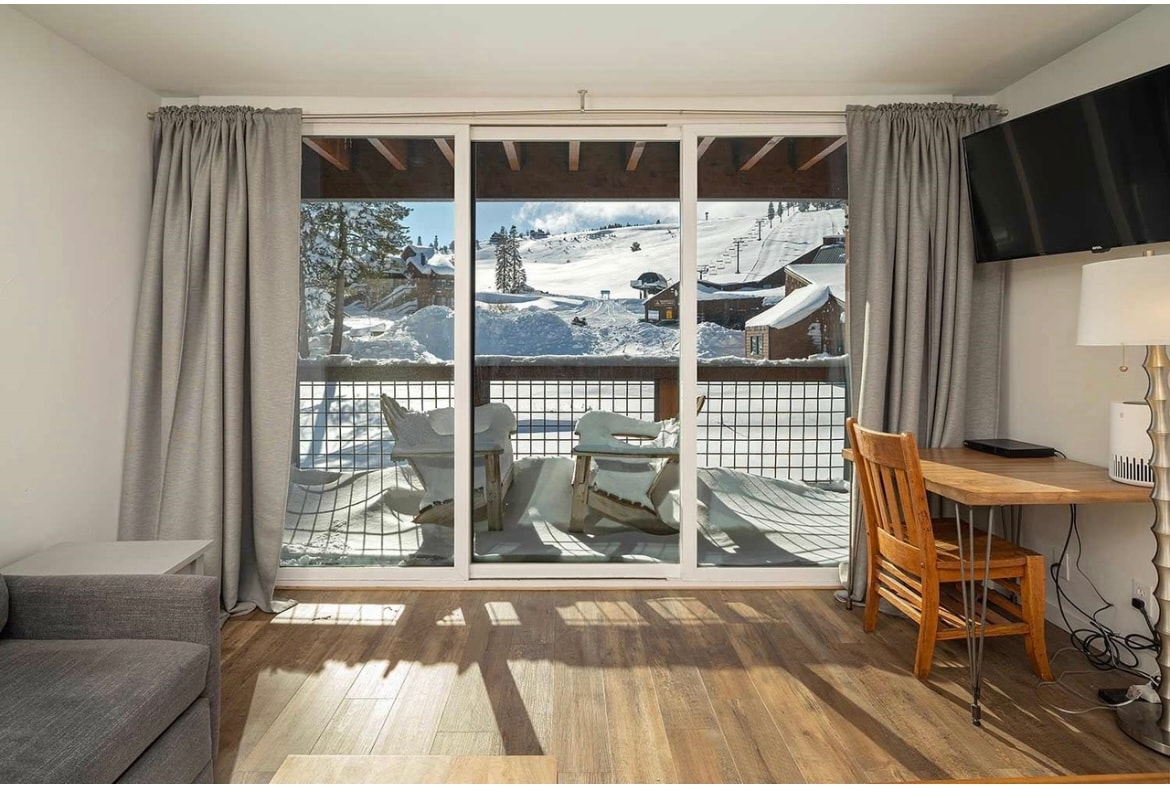 Cozy mountain lodge studio in Truckee