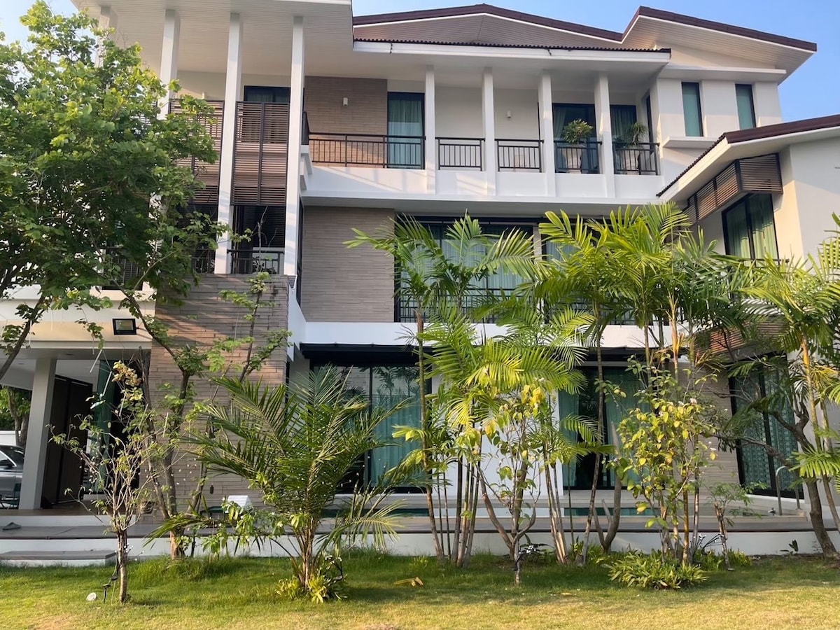 曼谷BaanNawat私人泳池别墅