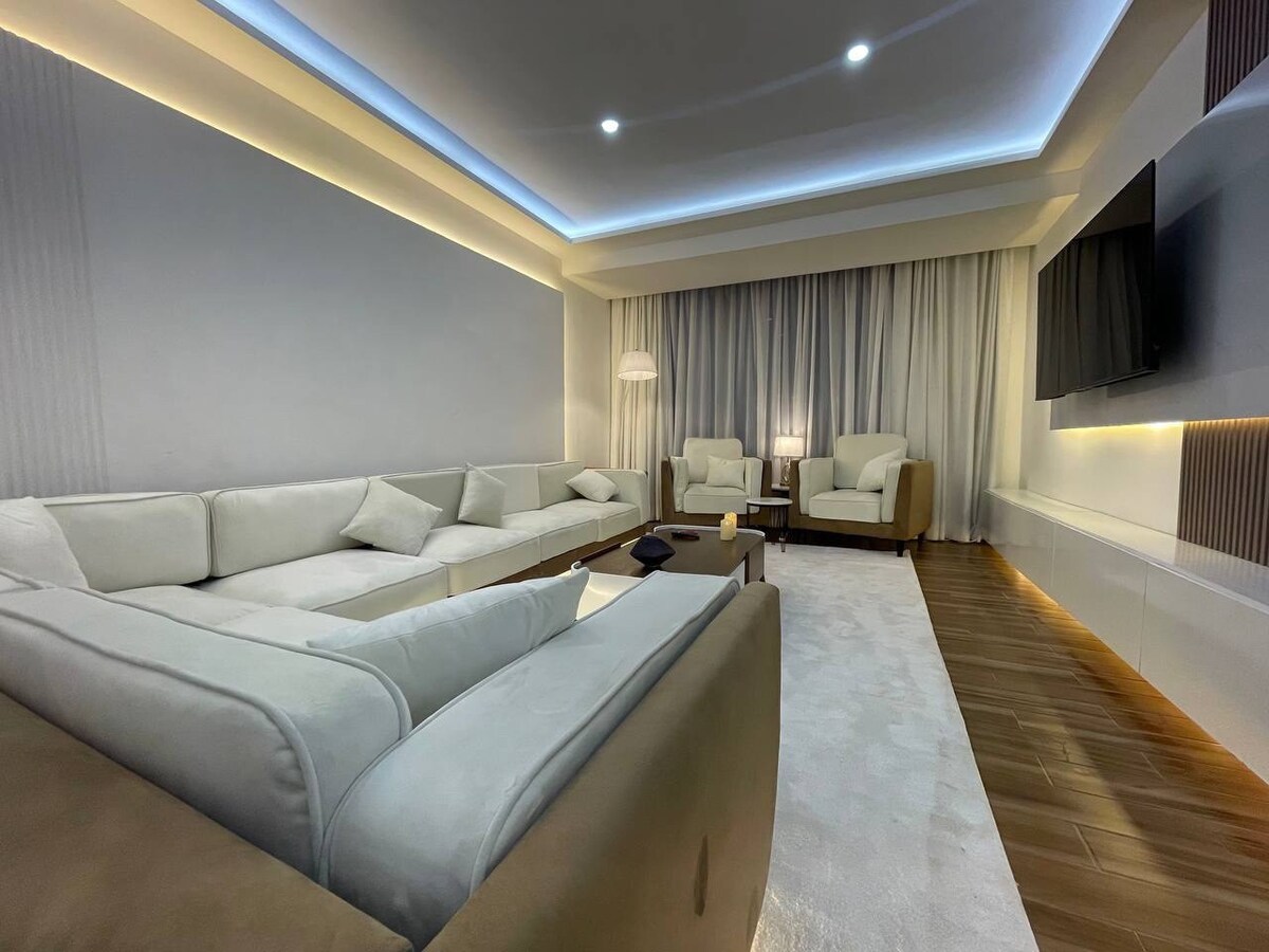 luxurious suite 3bdrms apartment