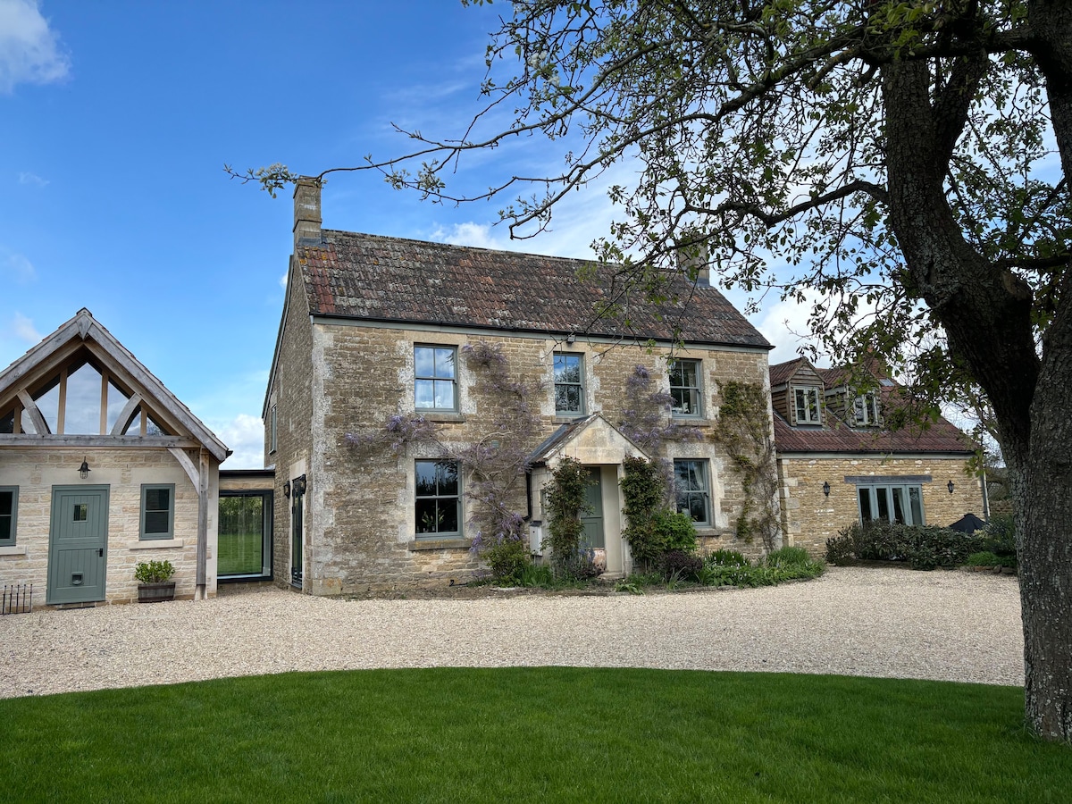 Stylish Secluded Country Retreat with Garden