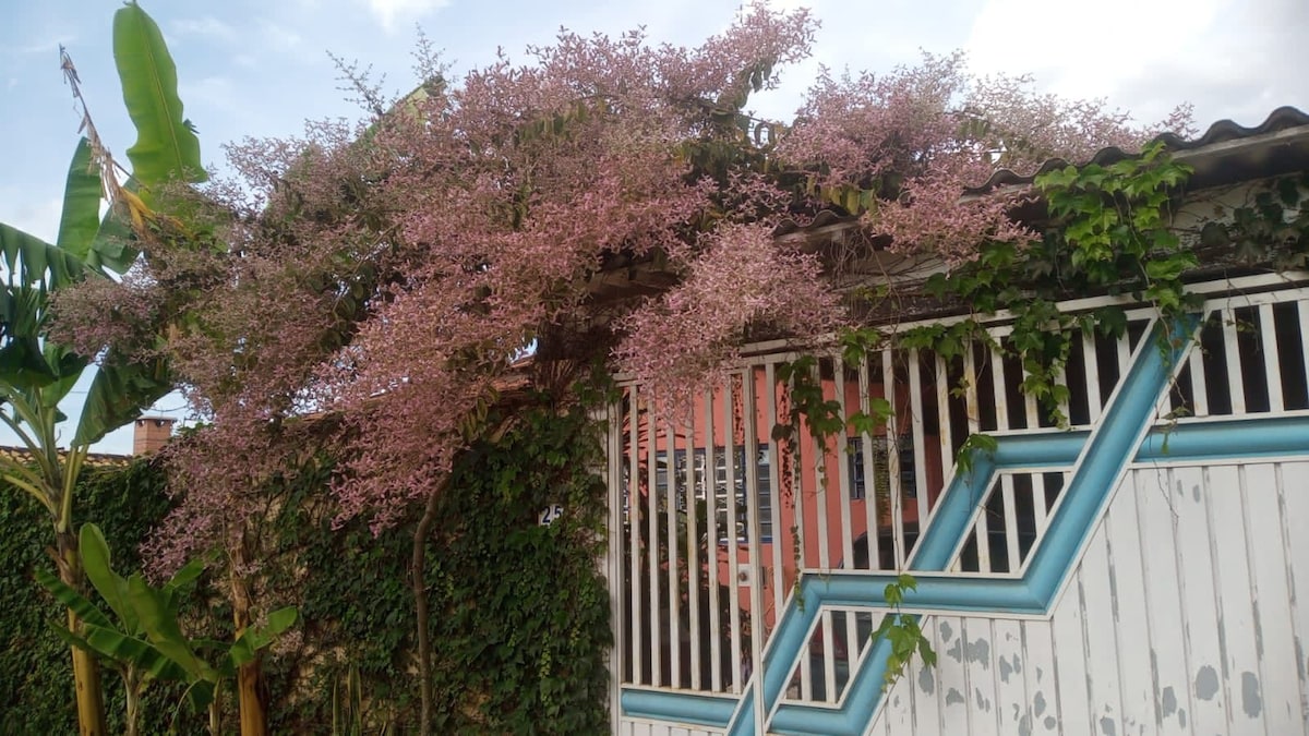 Casa perto da Dutra, com jardim