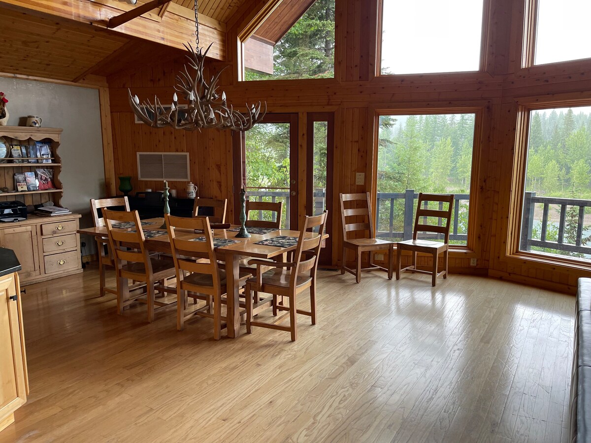 冰川国家公园外的宁静小木屋
