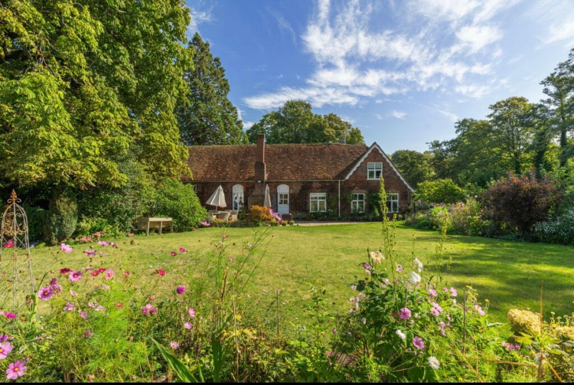 Lullingstone’s Lakeside Retreat - Castle Grounds