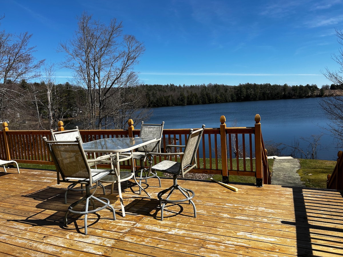 Charming lakeside retreat