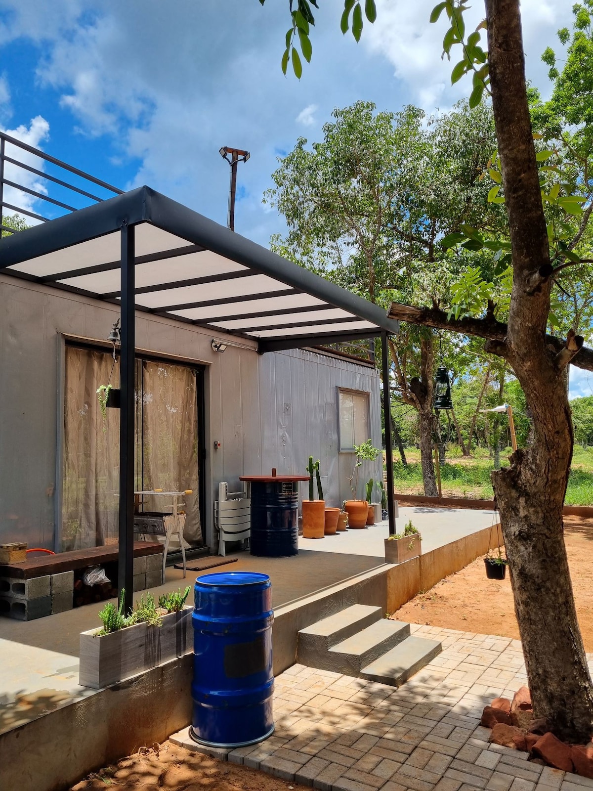 Casa Container com acesso ao rio