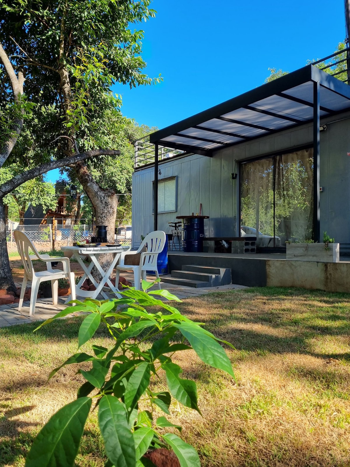 Casa Container com acesso ao rio