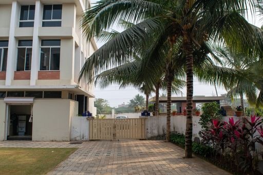 Comfortable spacious rooms near KIIT |Pool Access