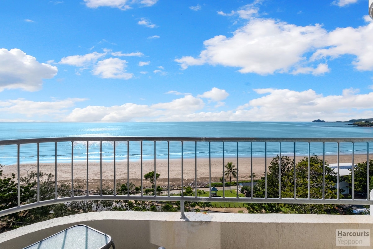 Top floor apartment magic island views