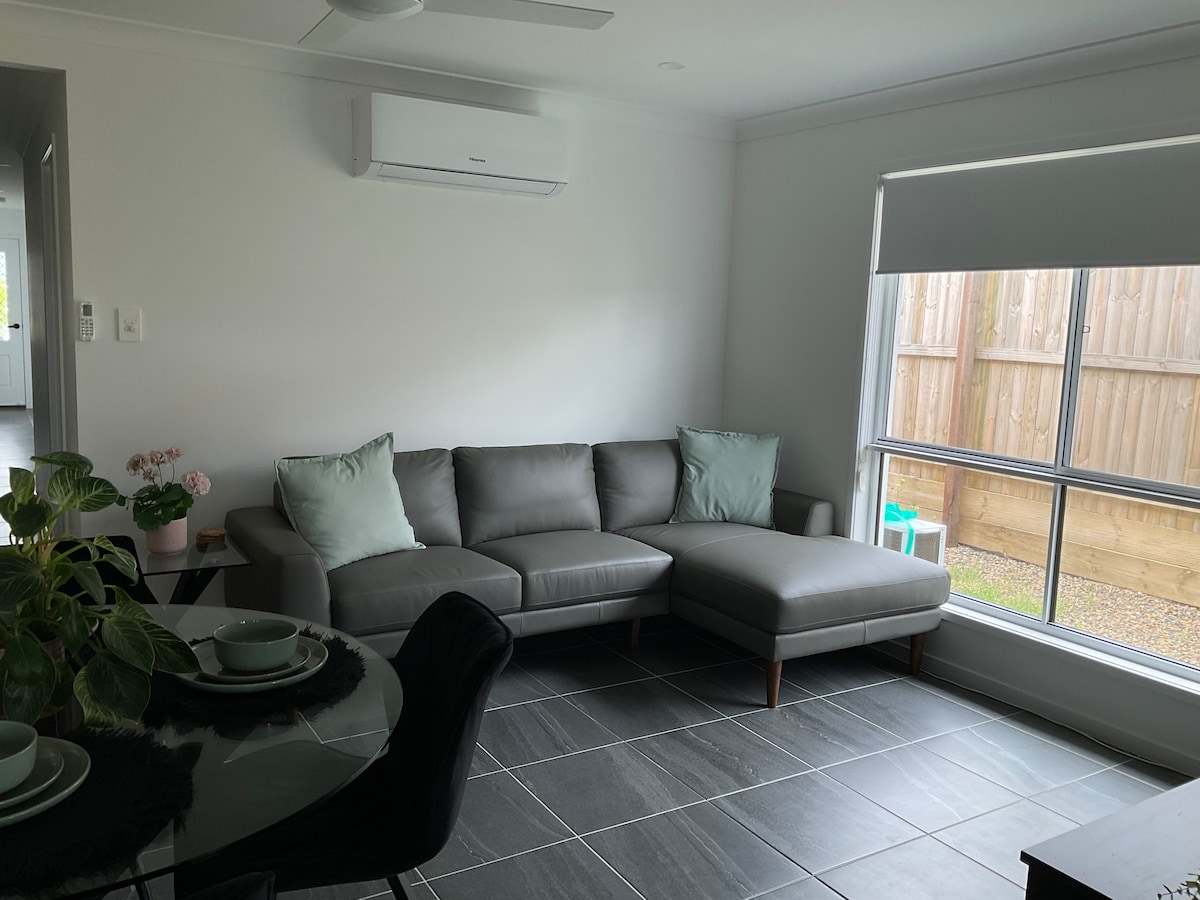 Spacious 1 Bed Home - 45 min to GC/30 min to BNE