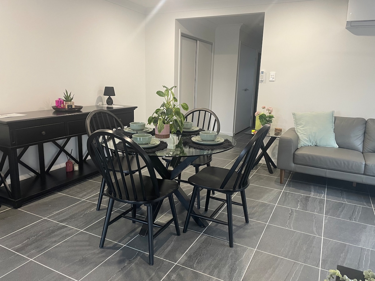 Spacious 1 Bed Home - 45 min to GC/30 min to BNE