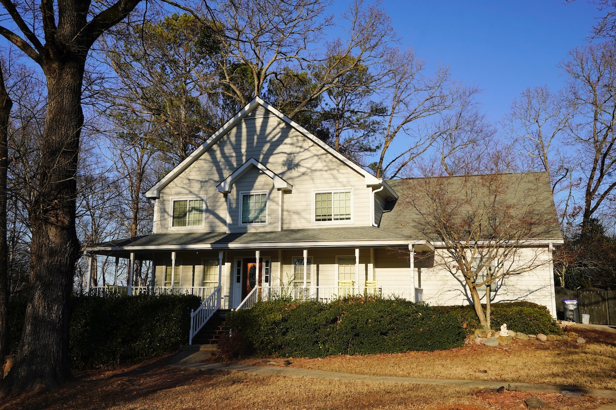 Elegant Three-Story Haven, Close to Gas South