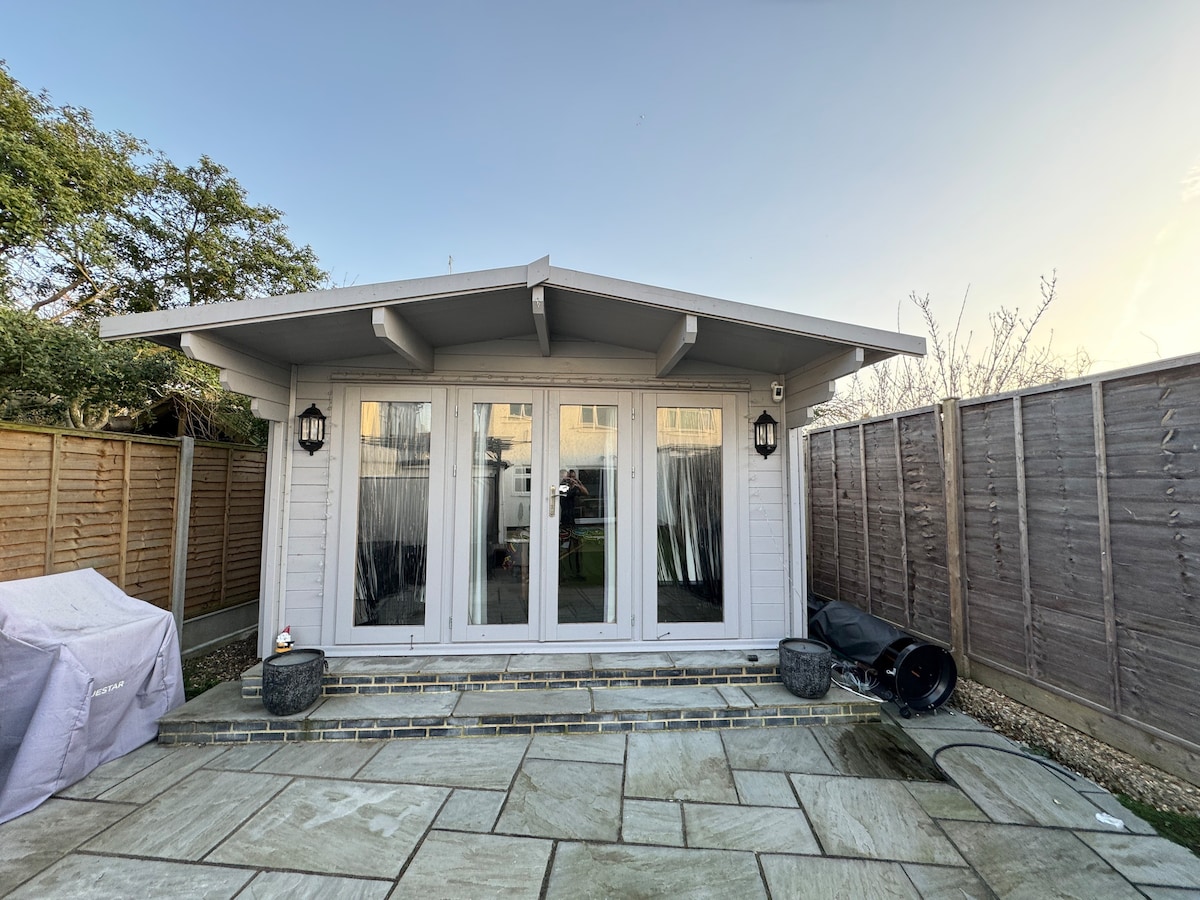 Wonderful family home with Jacuzzi and summerhouse