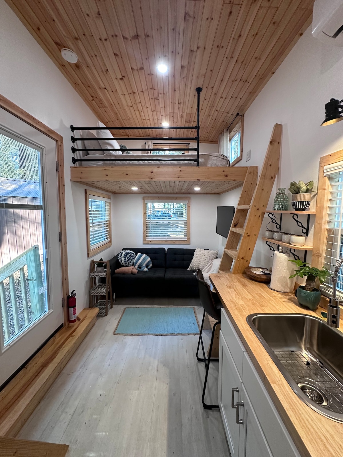 Varuna Tiny Home~Springs Getaway