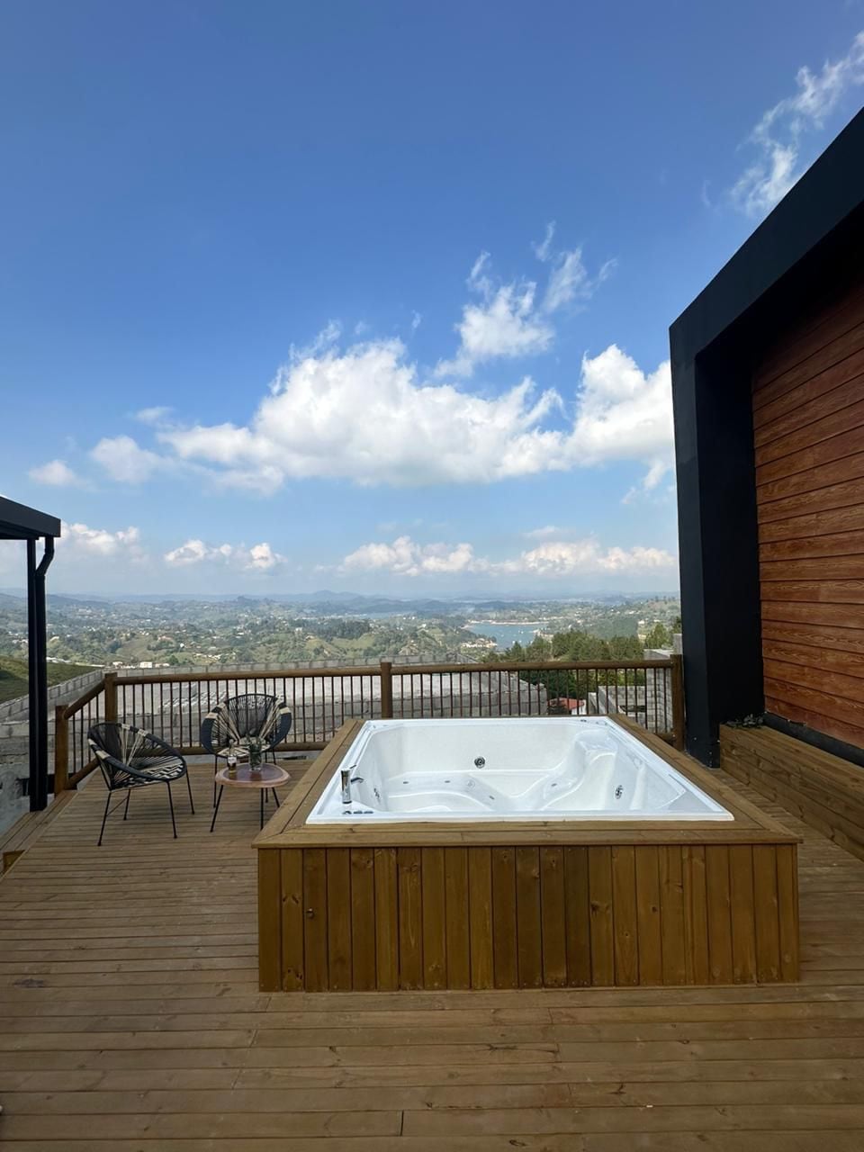 Montecielo  9 Vista Guatape con jacuzzi.