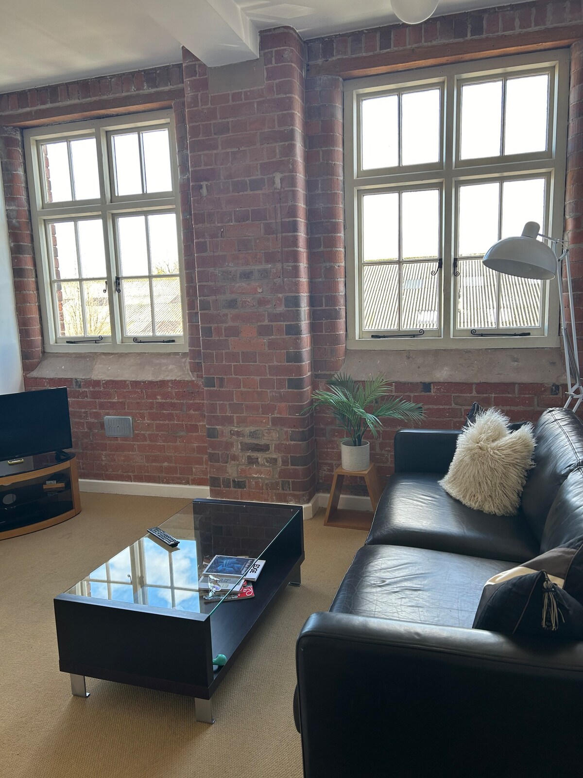 1 bed flat - 2 mins walk from town w. free parking