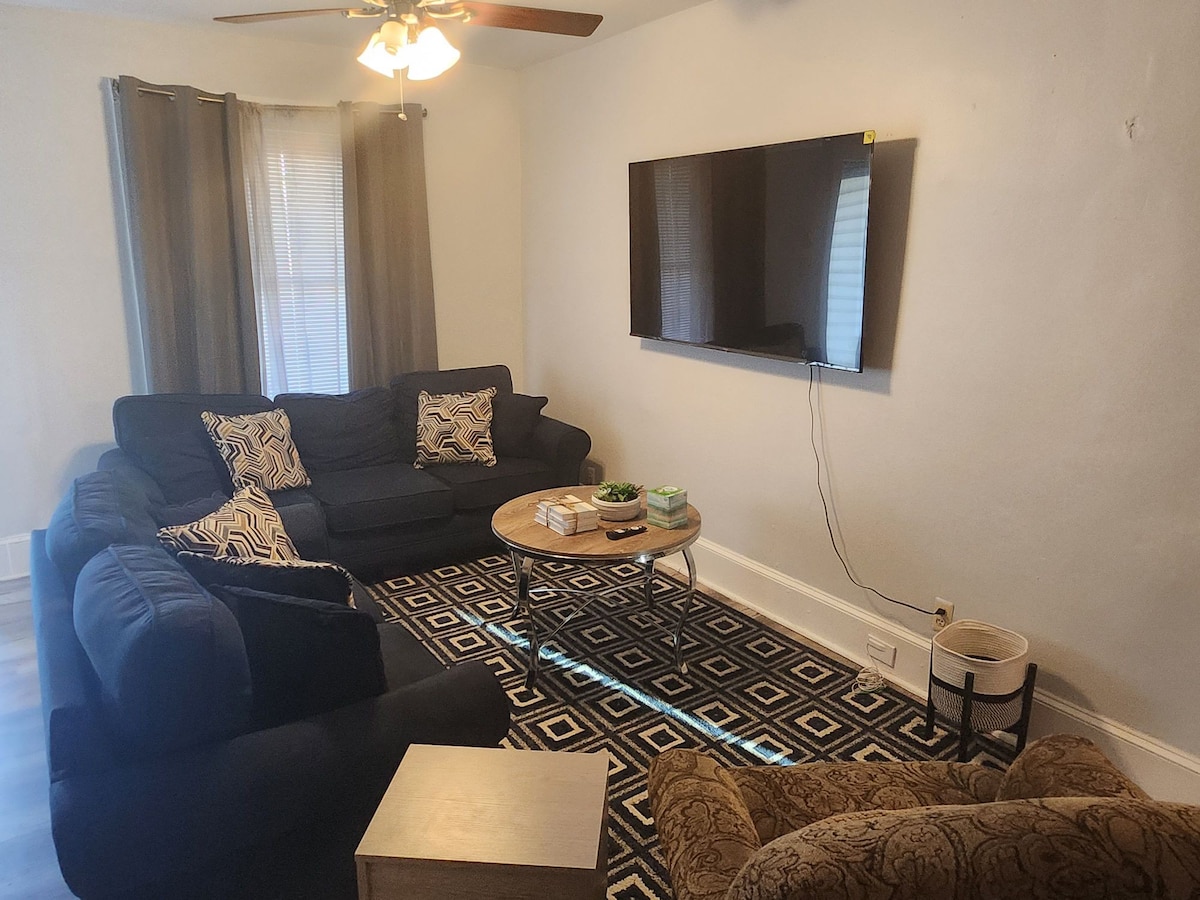 Large Apt. 5 min from Airport