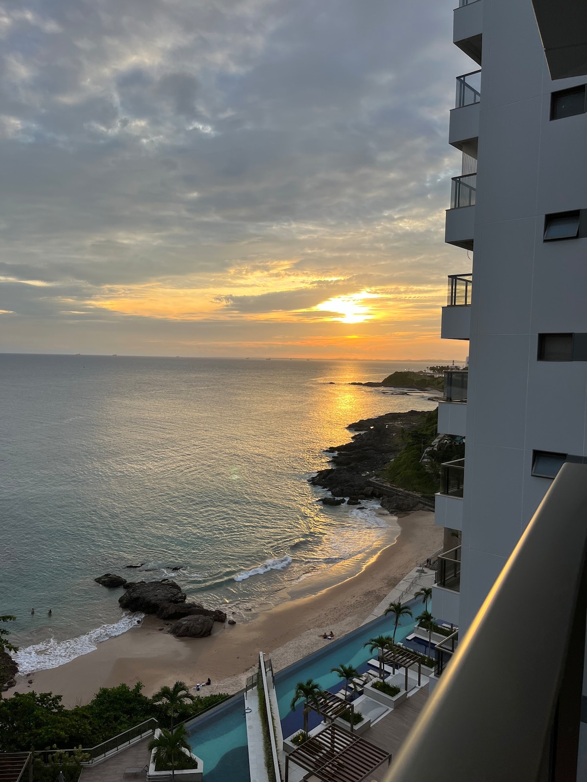 Apto à beira-mar, borda infinita e pôr do sol!