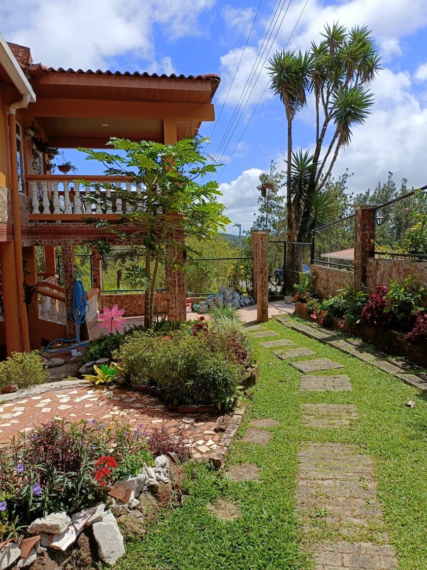 ¡Villa de Montaña familiar en Altos de Cerro Azul!