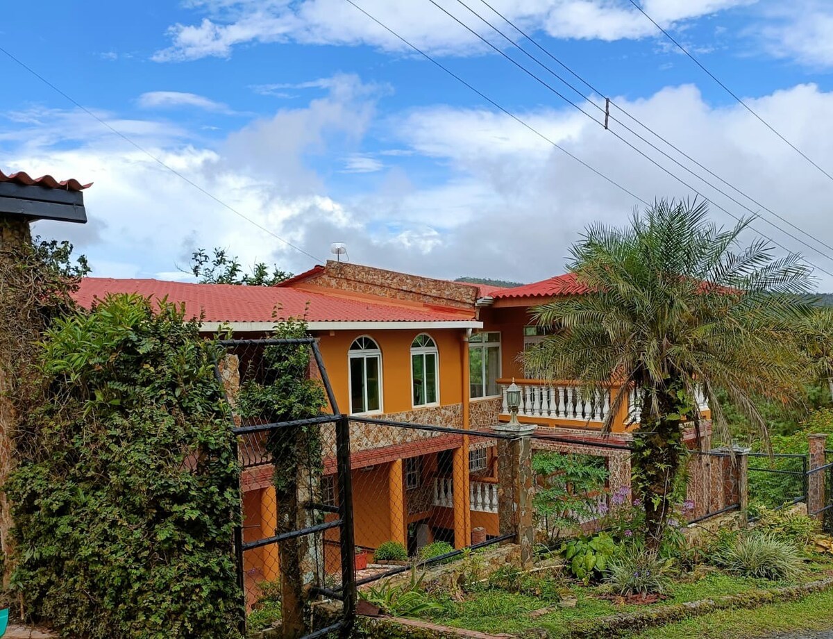 ¡Villa de Montaña familiar en Altos de Cerro Azul!