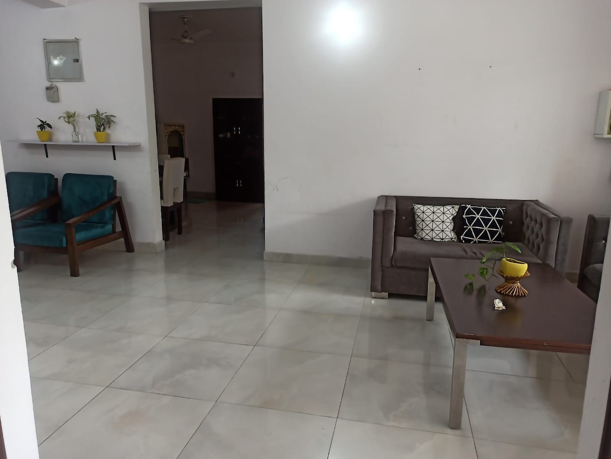 1900 sqft full furnished flat beautiful condition