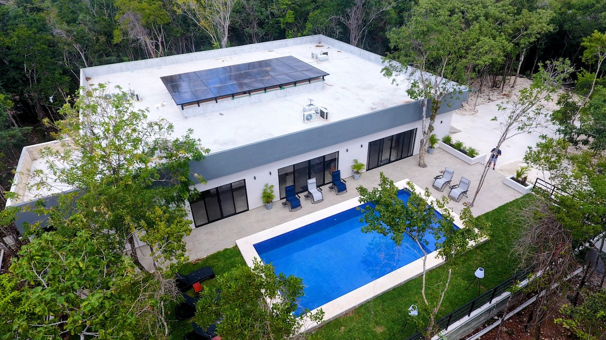 Kiin Ha - Luxurious 5-BR Villa with Swim-Up Pool