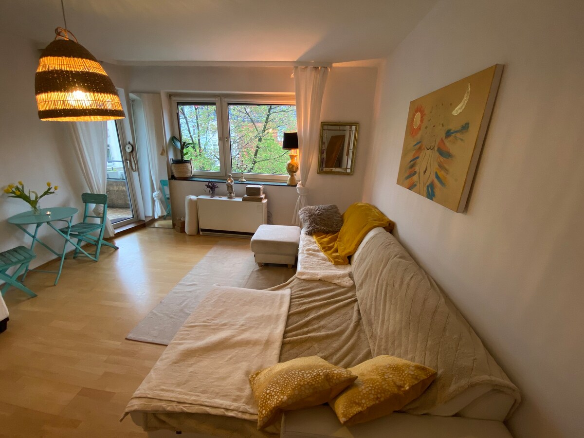 Artsy balcony-apartment in Sülz. 15 min from Dom!