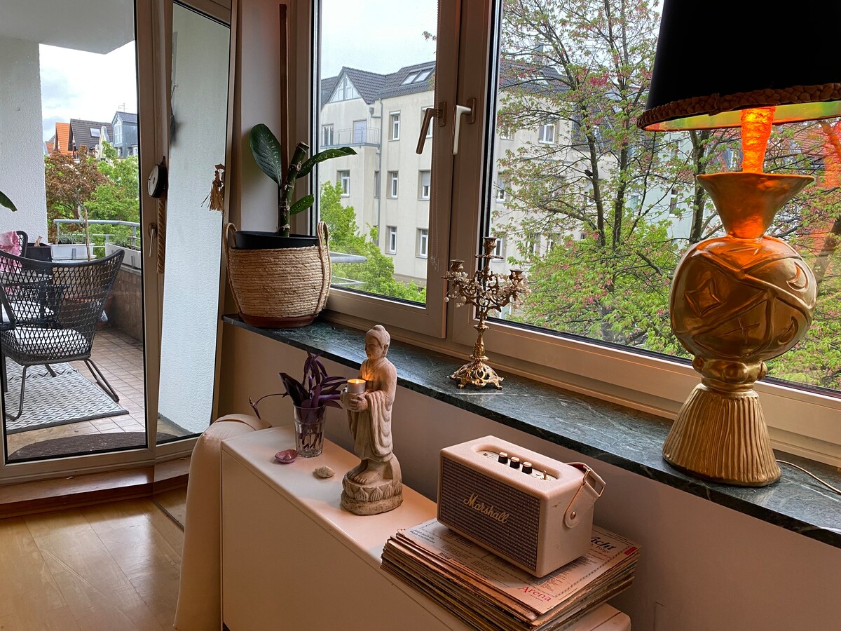 Artsy balcony-apartment in Sülz. 15 min from Dom!