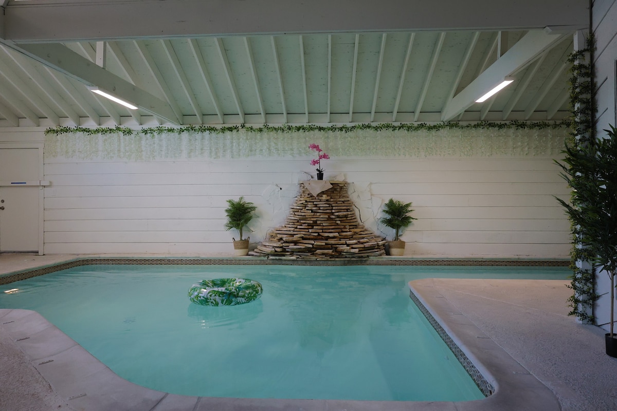 绿树成荫的休息室-带室内泳池的大型时尚房源！