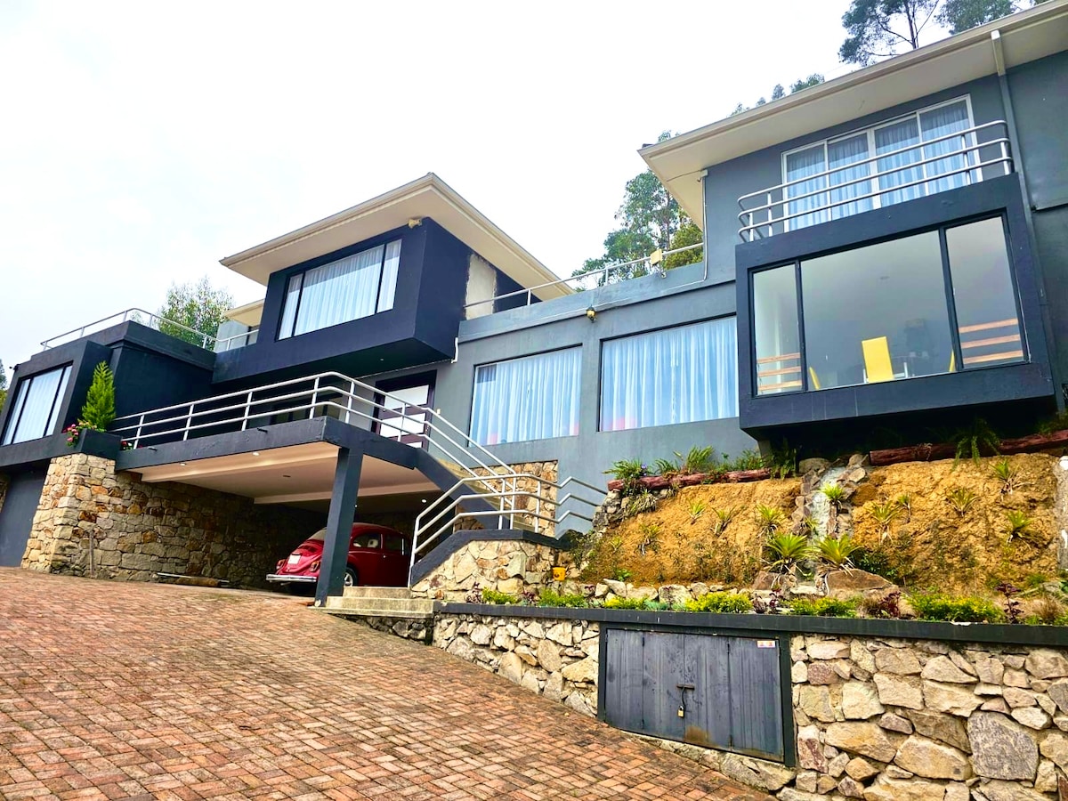 Casa moderna, amplia y con vista en Cuenca