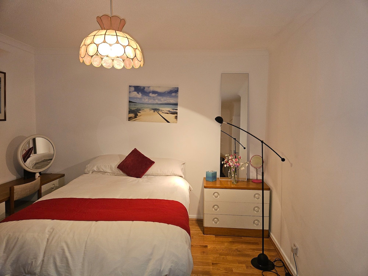 Spacious and bright  Kensington Double room!
