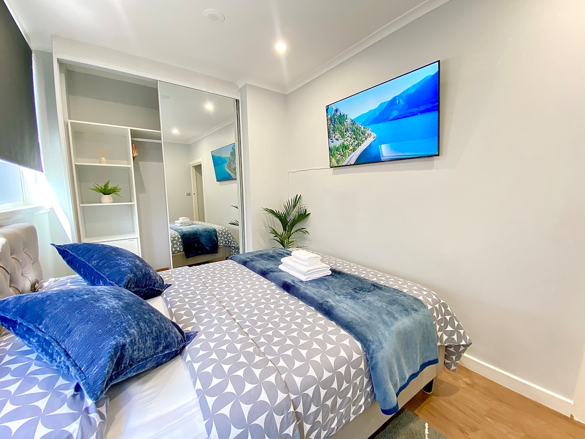 舒适的标准双人床卧室
悉尼中央商务区火车、巴士和有轨电