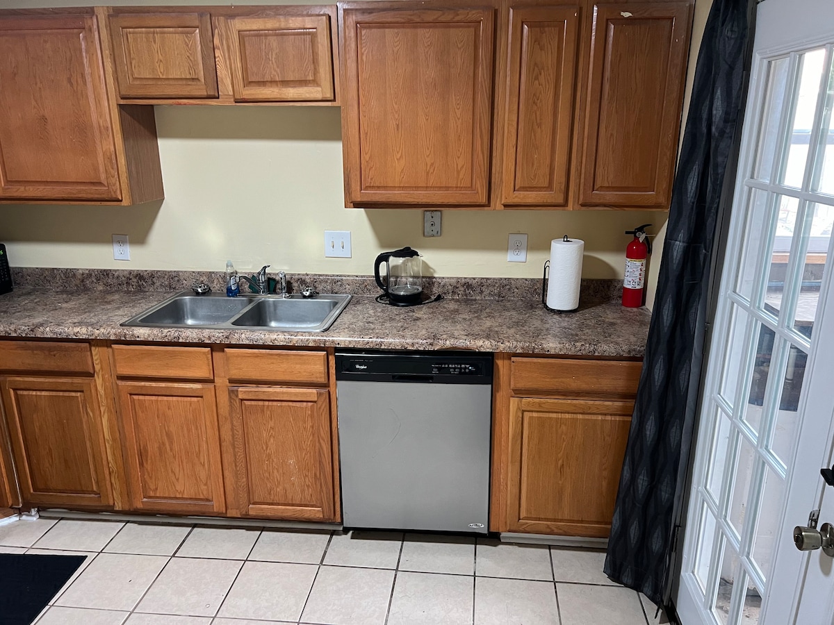 2 bed 1 bath quiet, clean condo, great location