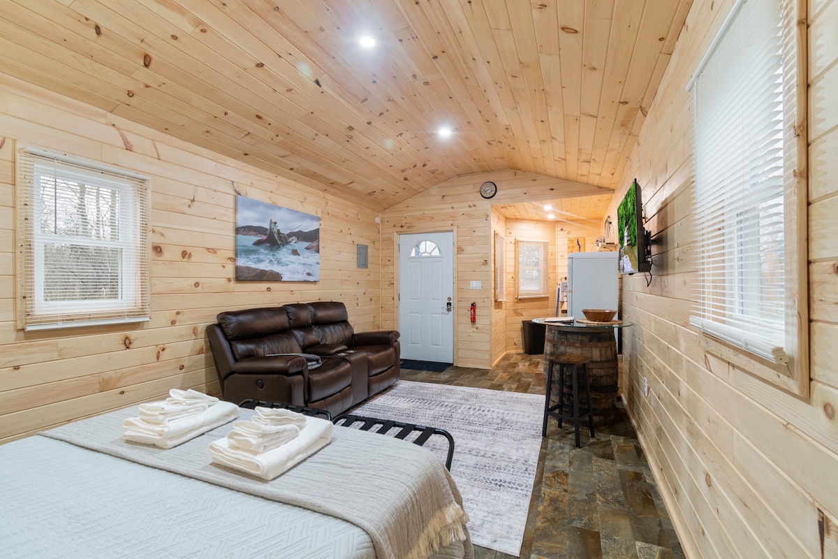 Seneca Hideaway/3 Cabins/Hot Tub