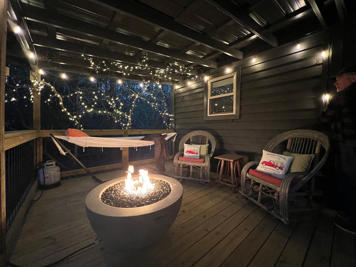 NEW! Mtn view*fire pit/*covered deck*More!